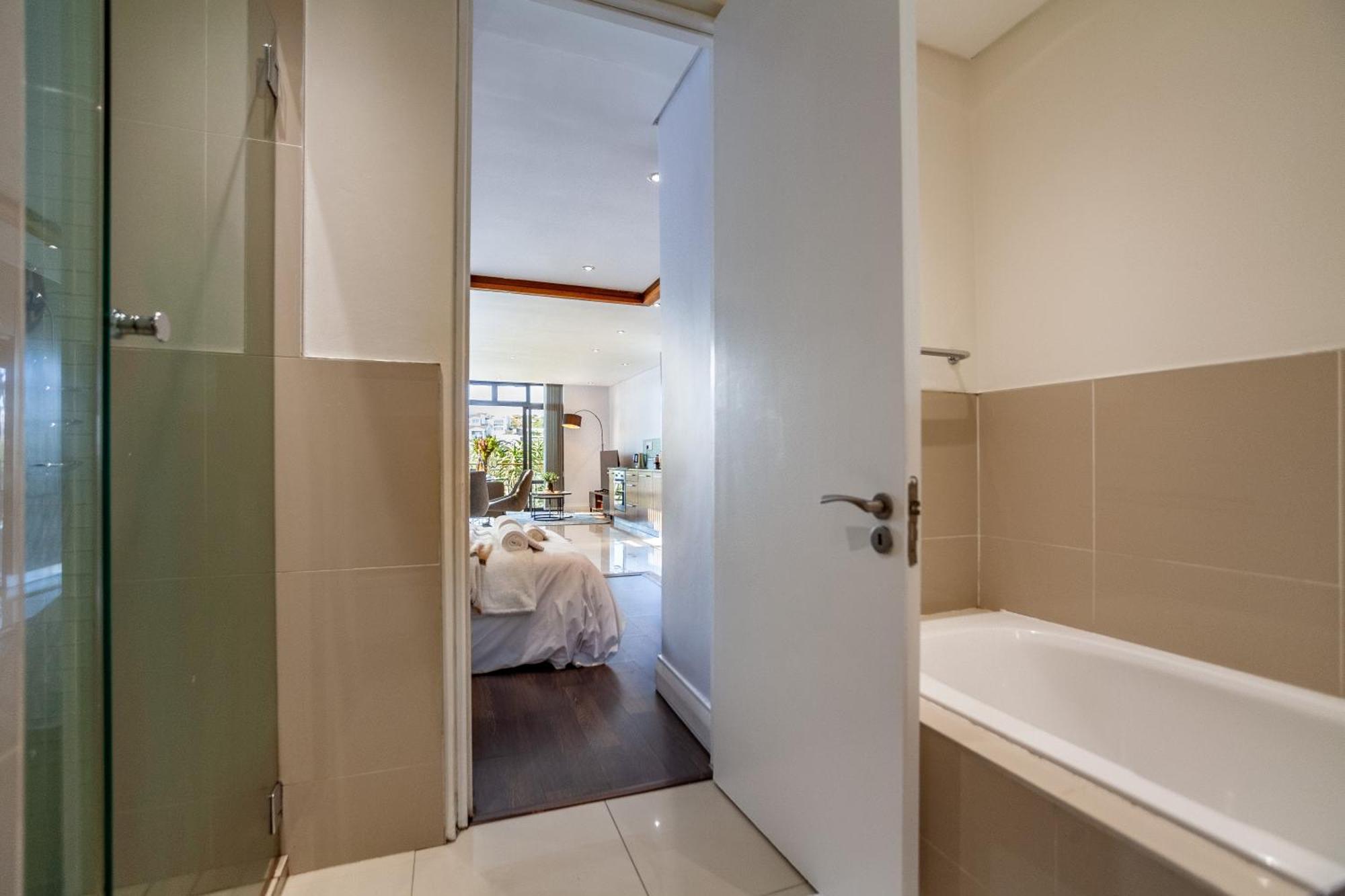 Modern Beachfront Studio- 133 Eden On The Bay *